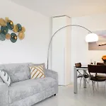 Appartement Grand 2 Pieces Climatise Dans De Standing Avec Vue Piscine Au Bord De La *