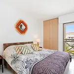Appartement Grand 2 Pieces Climatise Dans De Standing Avec Vue Piscine Au Bord De La