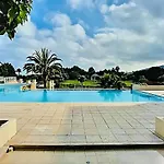 Grand 2 Pieces Climatise Dans De Standing Avec Vue Piscine Au Bord De La Appartement Antibes
