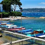 Grand 2 Pieces Climatise Dans De Standing Avec Vue Piscine Au Bord De La Appartement Antibes