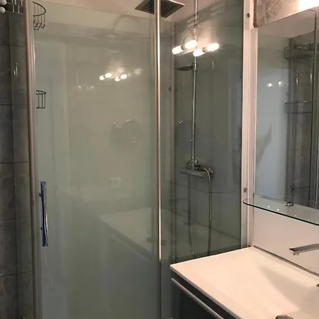 Grand 2 Pieces Climatise Dans Residence De Standing Avec Piscine Et Parking Au Bord De La Mer *