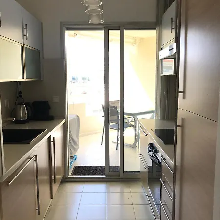 Grand 2 Pieces Climatise Dans Residence De Standing Avec Piscine Et Parking Au Bord De La Mer * Antibes