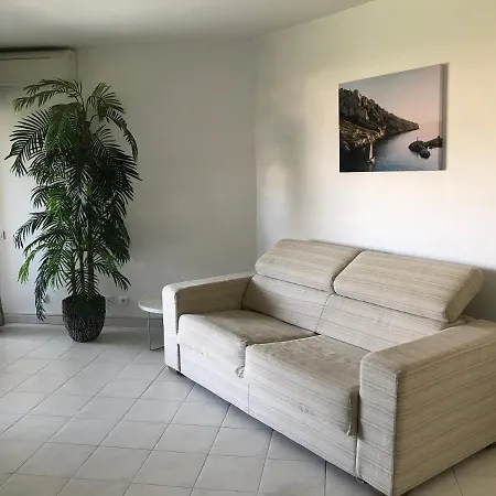 Grand 2 Pieces Climatise Dans Residence De Standing Avec Piscine Et Parking Au Bord De La Mer