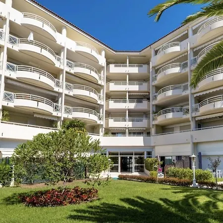 Grand 2 Pieces Climatise Dans Residence De Standing Avec Piscine Et Parking Au Bord De La Mer Apartment