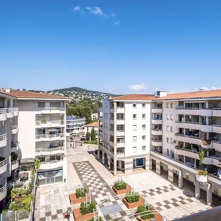 Apartment Grand 2 Pieces Climatise Dans Residence De Standing Avec Piscine Et Parking Au Bord De La Mer