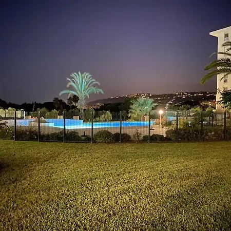 Apartment Grand 2 Pieces Climatise Dans Residence De Standing Avec Piscine Et Parking Au Bord De La Mer Antibes