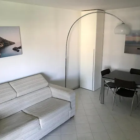 Grand 2 Pieces Climatise Dans Residence De Standing Avec Piscine Et Parking Au Bord De La Mer * Antibes