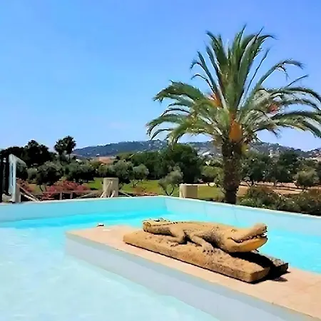 Apartment Grand 2 Pieces Climatise Dans Residence De Standing Avec Piscine Et Parking Au Bord De La Mer Antibes