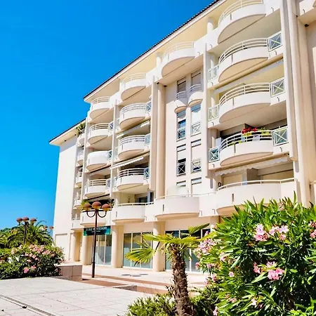 Grand 2 Pieces Climatise Dans Residence De Standing Avec Piscine Et Parking Au Bord De La Mer Apartment