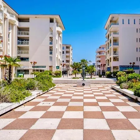 Grand 2 Pieces Climatise Dans Residence De Standing Avec Piscine Et Parking Au Bord De La Mer