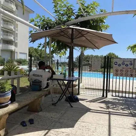 Grand 2 Pieces Climatise Dans De Standing Avec Vue Piscine Au Bord De La Lägenhet *