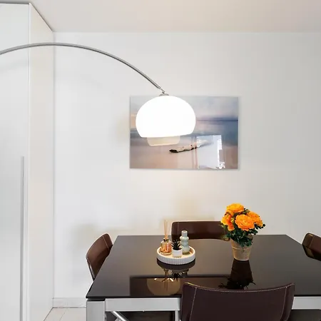 Grand 2 Pieces Climatise Dans De Standing Avec Vue Piscine Au Bord De La Lägenhet Antibes