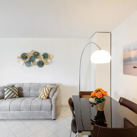Apartman Grand 2 Pieces Climatise Dans De Standing Avec Vue Piscine Au Bord De La Antibes