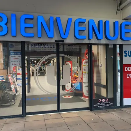 Grand 2 Pieces Climatise Dans De Standing Avec Vue Piscine Au Bord De La Lägenhet