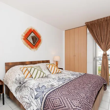 Grand 2 Pieces Climatise Dans De Standing Avec Vue Piscine Au Bord De La Lägenhet Antibes