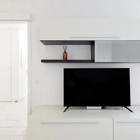 Lägenhet Grand 2 Pieces Climatise Dans De Standing Avec Vue Piscine Au Bord De La Antibes