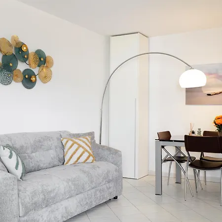 Lägenhet Grand 2 Pieces Climatise Dans De Standing Avec Vue Piscine Au Bord De La *