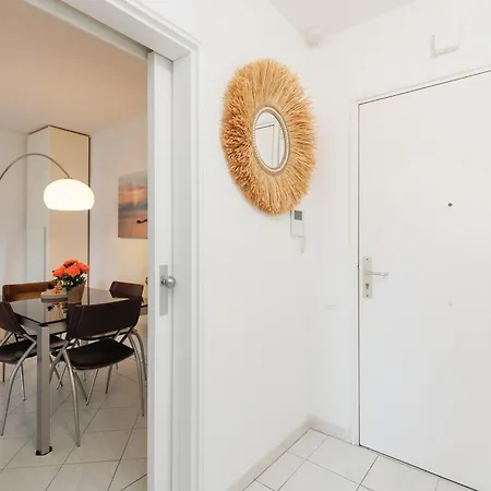 Grand 2 Pieces Climatise Dans De Standing Avec Vue Piscine Au Bord De La Antibes