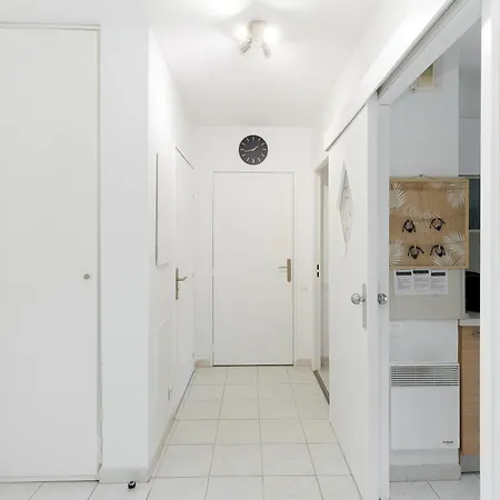 Grand 2 Pieces Climatise Dans De Standing Avec Vue Piscine Au Bord De La