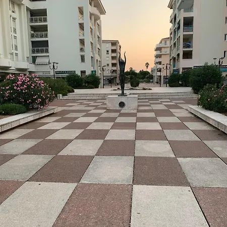 Grand 2 Pieces Climatise Dans De Standing Avec Vue Piscine Au Bord De La Lägenhet Antibes