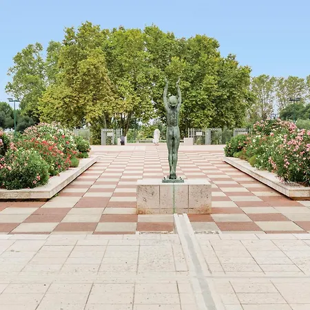 Grand 2 Pieces Climatise Dans De Standing Avec Vue Piscine Au Bord De La