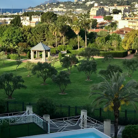 Grand 2 Pieces Climatise Dans De Standing Avec Vue Piscine Au Bord De La Apartman