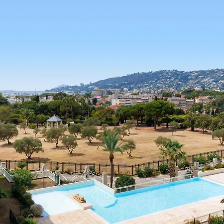 Grand 2 Pieces Climatise Dans De Standing Avec Vue Piscine Au Bord De La Apartman *