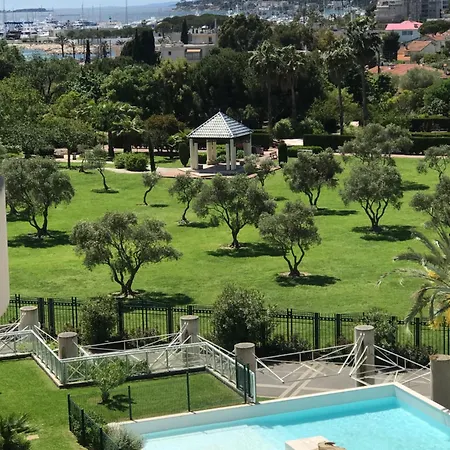 Grand 2 Pieces Climatise Dans De Standing Avec Vue Piscine Au Bord De La Lägenhet Antibes