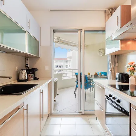 Grand 2 Pieces Climatise Dans De Standing Avec Vue Piscine Au Bord De La