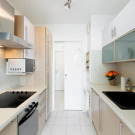 Grand 2 Pieces Climatise Dans De Standing Avec Vue Piscine Au Bord De La Antibes