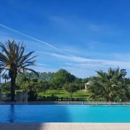 Grand 2 Pieces Climatise Dans De Standing Avec Vue Piscine Au Bord De La *