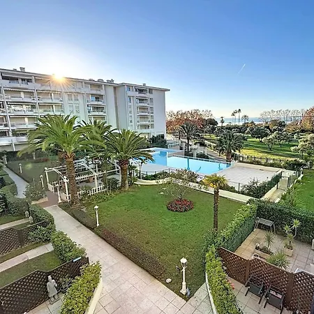 Apartman Grand 2 Pieces Climatise Dans De Standing Avec Vue Piscine Au Bord De La *