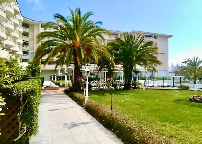 Grand 2 Pieces Climatise Dans De Standing Avec Vue Piscine Au Bord De La Διαμέρισμα Αντίμπ