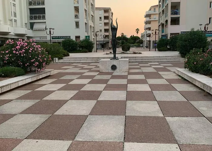Grand 2 Pieces Climatise Dans De Standing Avec Vue Piscine Au Bord De La Διαμέρισμα Αντίμπ