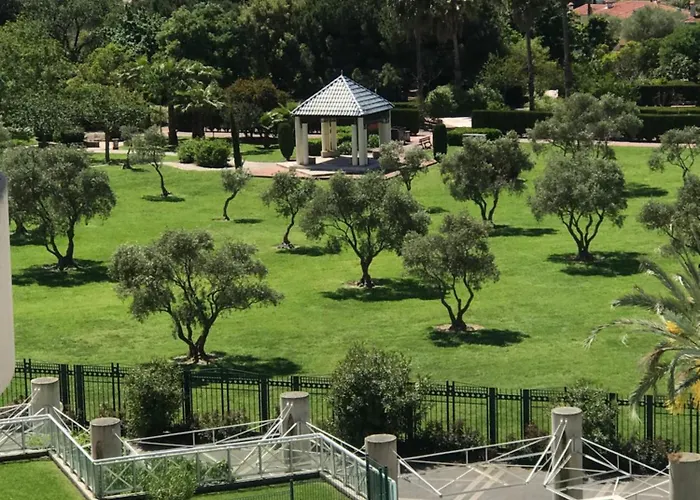 Grand 2 Pieces Climatise Dans De Standing Avec Vue Piscine Au Bord De La Διαμέρισμα Αντίμπ