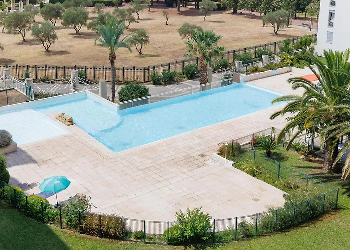 Grand 2 Pieces Climatise Dans De Standing Avec Vue Piscine Au Bord De La * Αντίμπ