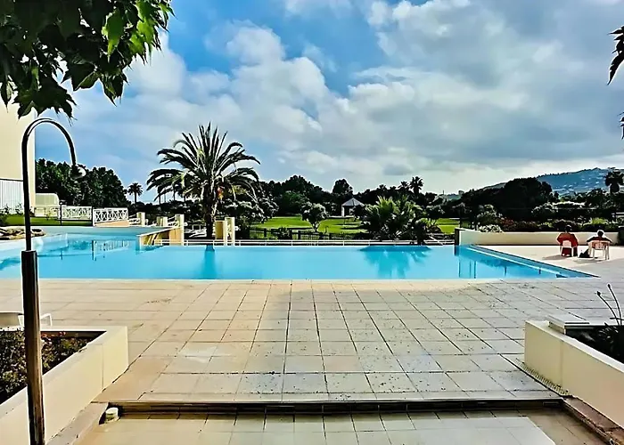 Grand 2 Pieces Climatise Dans De Standing Avec Vue Piscine Au Bord De La Διαμέρισμα Αντίμπ