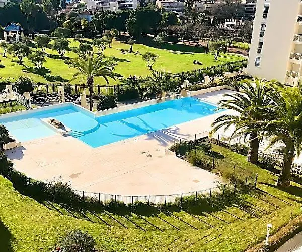 Grand 2 Pieces Climatise Dans De Standing Avec Vue Piscine Au Bord De La Διαμέρισμα