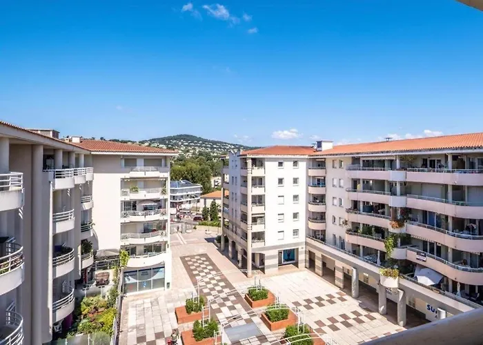 Grand 2 Pieces Climatise Dans De Standing Avec Vue Piscine Au Bord De La * Αντίμπ